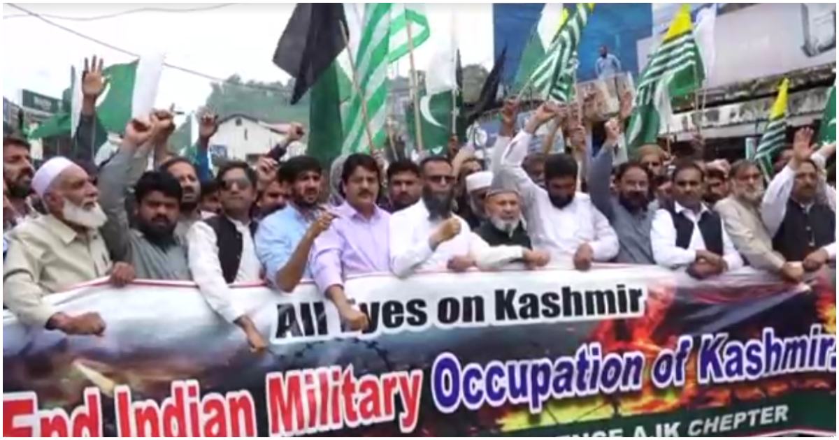 আজাদ কাশ্মীরের মুজাফফরাবাদে শুক্রবার ব্যাপক বিক্ষোভ ছড়িয়ে পড়ে। ছবি: রয়টার্স